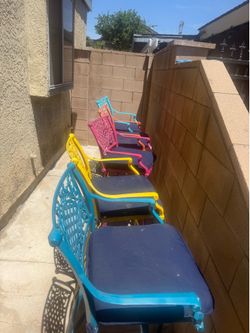 Tengo 5 Sillas Alta’s de acero  baratas