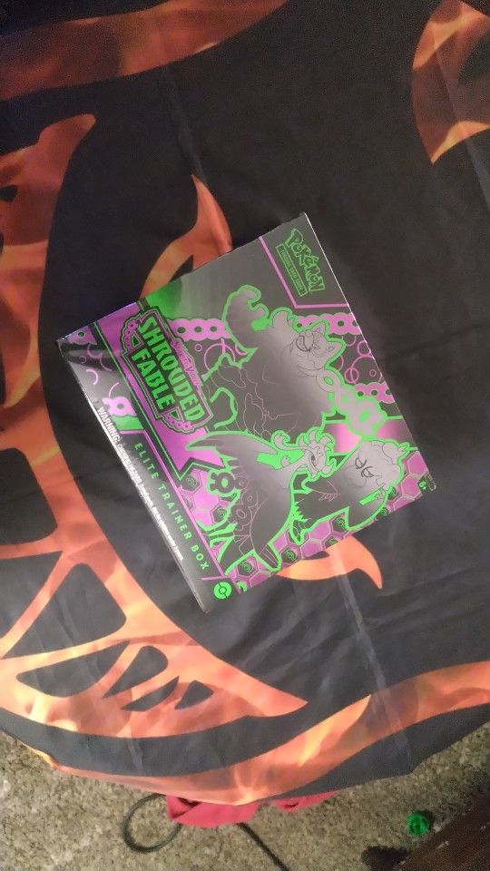 Pokemon Shrouded Fable Elite Trainer Box