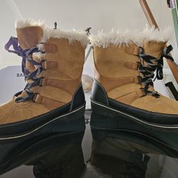 Womens Duck Boots, Size 9 (8). $20