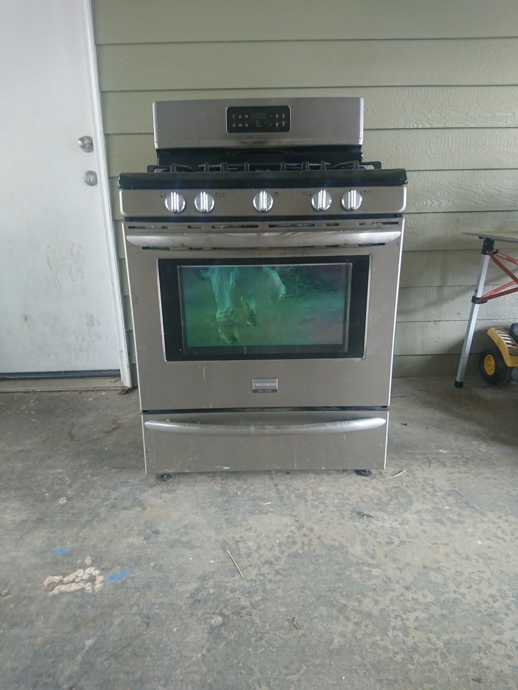 Frigidaire Gallery 30'' Freestanding Gas Range model lggf3043kf
