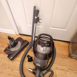 New Cond  KENMOR CANIESTER VACUUM WITH ATTACHMENT  , AMAZING POWER SUCES   WORKS EXCELLENT  , IN THE BOX 