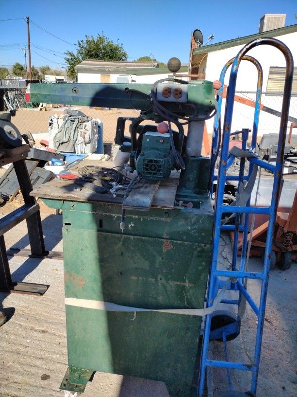 DeWalt Radio Arm Saw