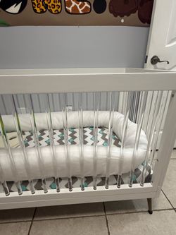 Delta convertible crib with acrylic design