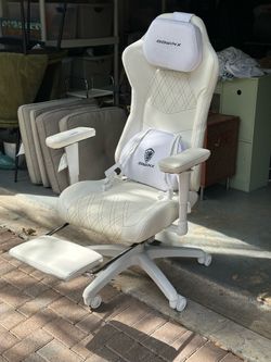 Like New Dowinx Gaming Chair with Footrest