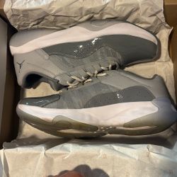 AIR JORDAN 11 CMFT LOWS BRED & COOL GREY