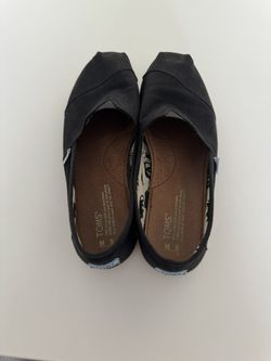 Men’s TOMs Black Slip Ons Size 9