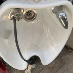 Beauty Salon Wash  And Rinse Sink . Excellent condition.