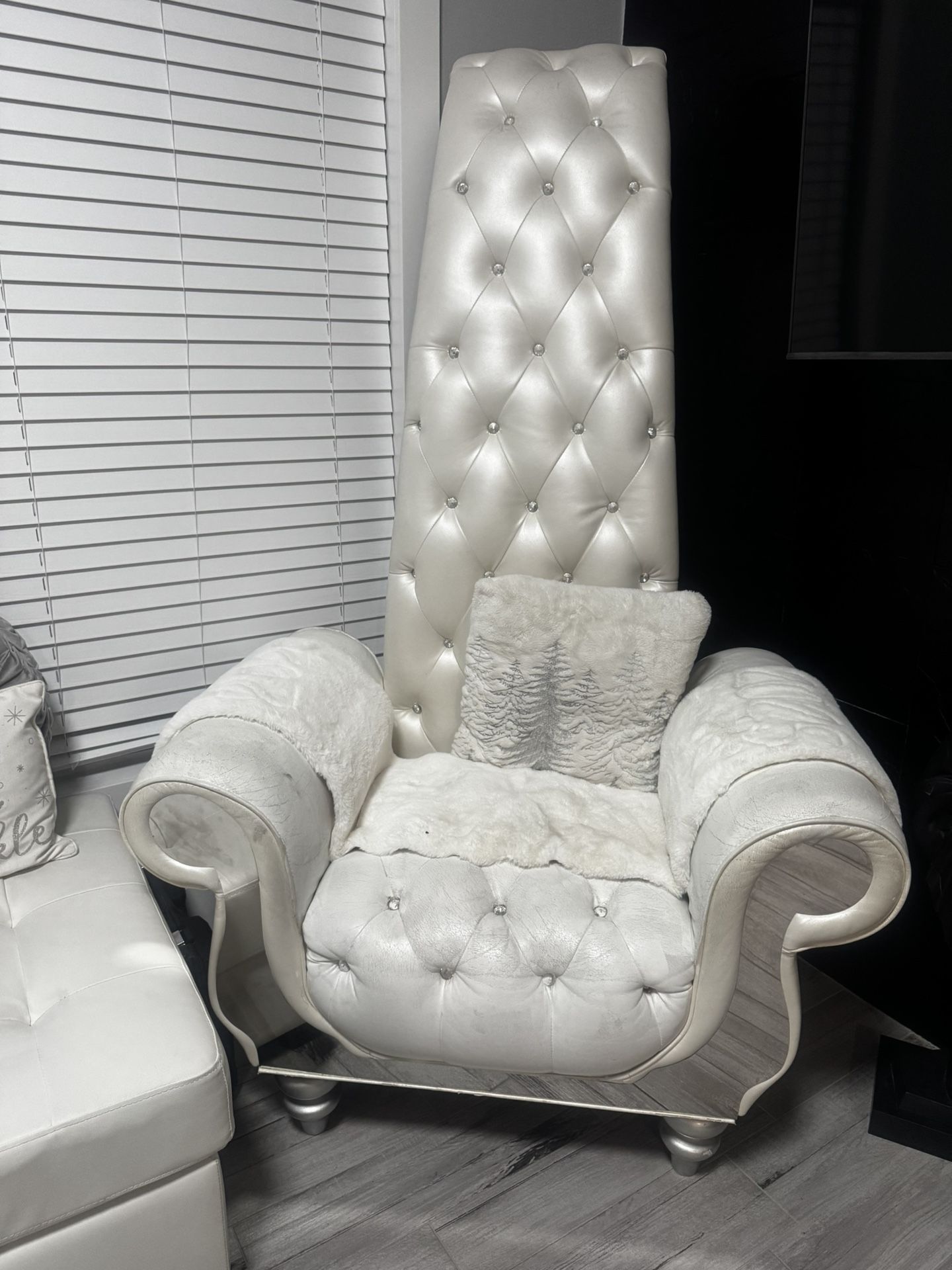 White Leather Throne Chair / Sofa. Retails $1800