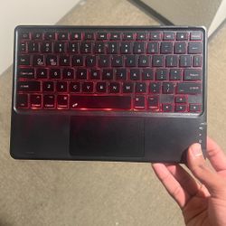 Ipad bluetooth keyboard (not free make offer) 