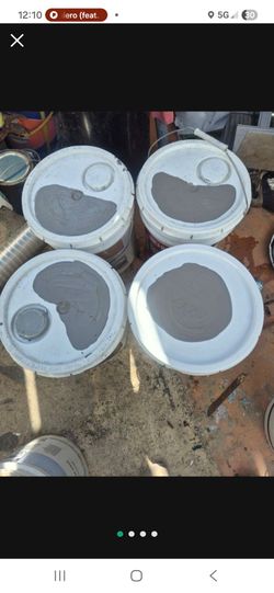 Tengo 5 cubetas de Pintura Exterior gris $95 cada una.