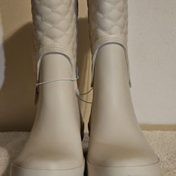 New, size 7 White Water Resistant Women Boots
