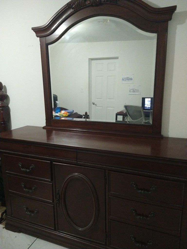 Dresser With Mirror
