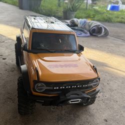 Traxxas TRX-4 Ford Bronco 2021  come with charger