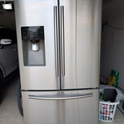 Samsung 24.6 Cu Ft French Door Fridge - RF263BEAESR - Great Condition