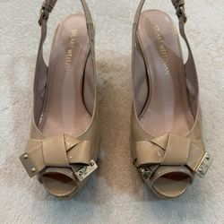 Stuart Weitzman Wedge in Tan with Gold details Sz 9