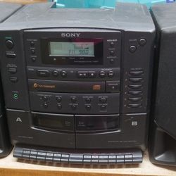 SONY CFD-676 6CD CHARGER DOUBLE CASSETTE MEGA BASE BOOM BOX USED. TESTED. IN A GOOD WORKING ORDER.