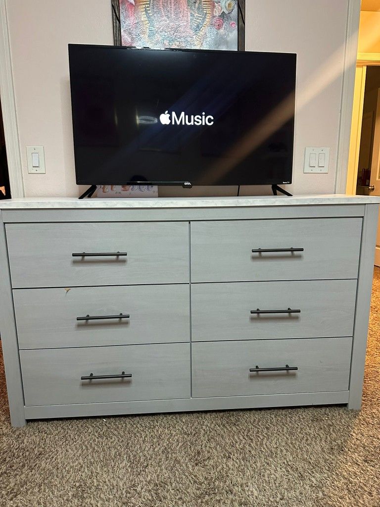 Dresser Gray Finish Dresser with Faux Marble Top
Cottonburg Collection by Ashley Furniture