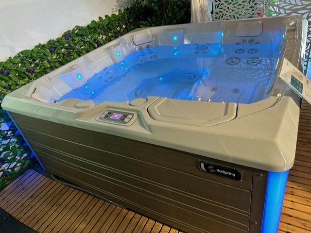 2023 Hot Springs Spa 6 Person Hot Tub Gently Used