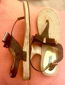 Women’s Michael Kors Bow Thong Sandals size 9.5