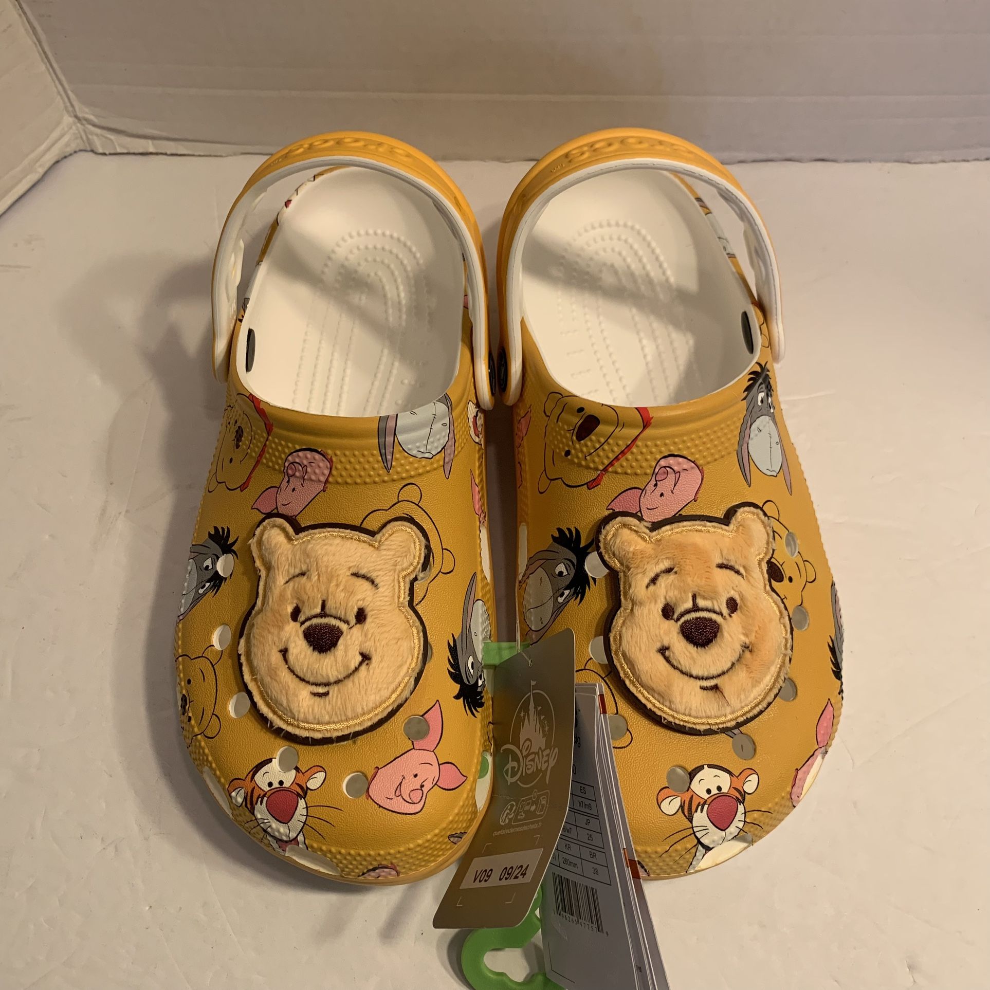 Disney Winnie The Pooh & Friends Adult CROCS Size Men 7 / Women 9 Pooh - NEW