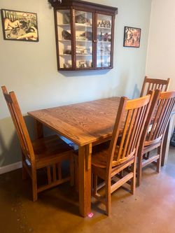 Very good condition oak kitchen table