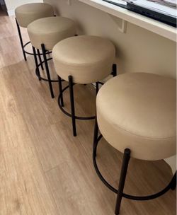 24" Modern Upholstered Bar Stool, Round Counter Height Stool with Black Metal Frame & Footrest