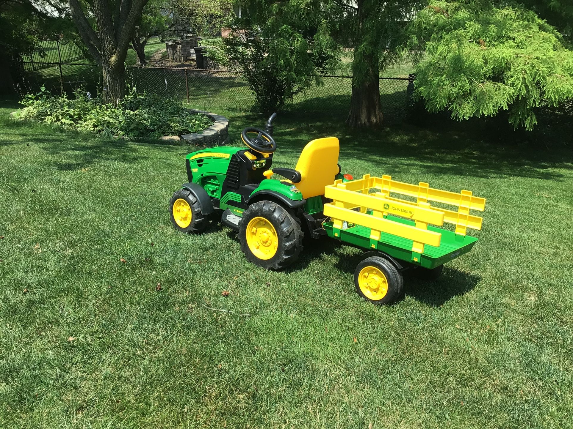 Peg Perego John Deere kids tractor with wagon