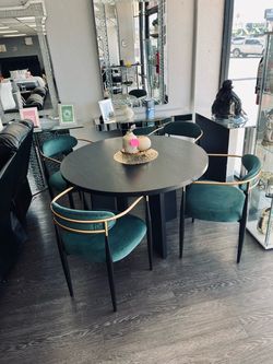 Round dining table set