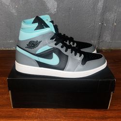 AIR JORDAN 1 MID (size 9)