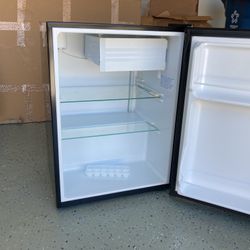 Compact Refrigerator 
