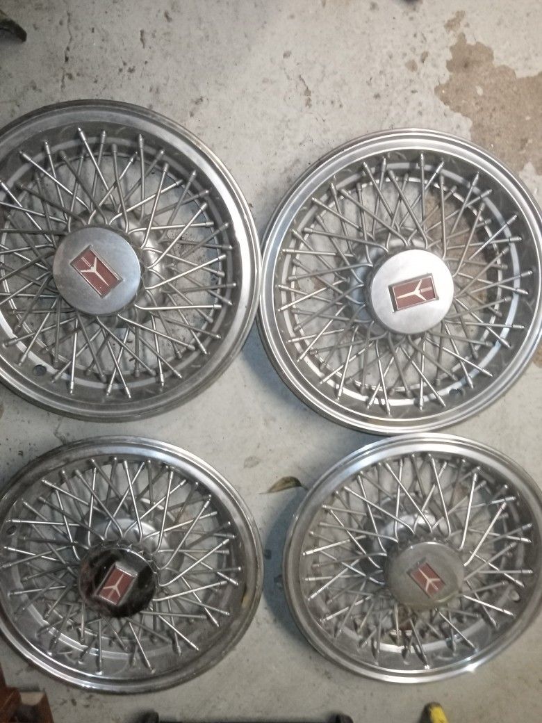 Hubcaps For A 86 Cutlass Supreme