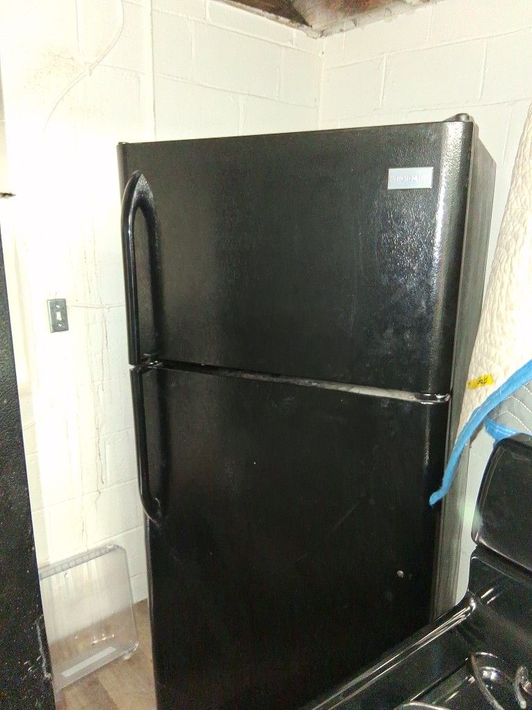 FRIGIDAIRE 30" TOP FREEZER FRIDGE & GAS STOVE COMBO W/WARRANTY!