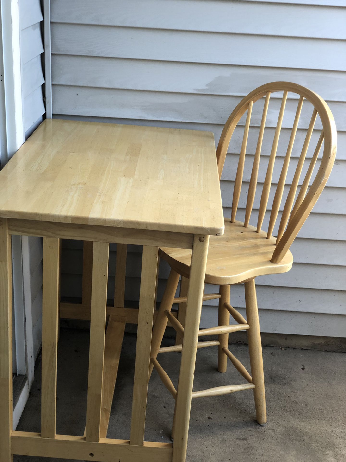 Dining table with 2 chairs for a small kitchen or Studio!