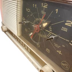 1950s Powder Pink and White 1956 RCA Victor 8-C-7FE Vintage Tube AM Clock Radio. 