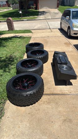 Fuel 22inch rims 8 Lugs rims for Gmc or Chevrolet w 2 JL Audio and 1000 Watt JL Audio Amplifier