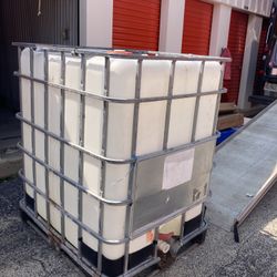 Tank With Pallet 330 Gallon 
