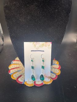 Green Gem Dangle Earrings (Costume Jewelry)