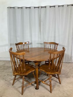 EXTENDABLE Dining Table with 6 Chairs