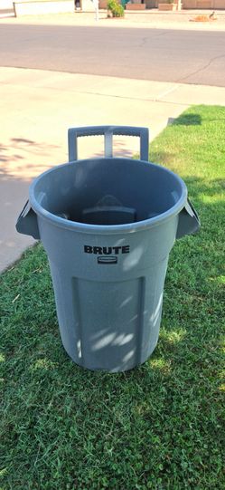 BRUTE 32 Gal. Grey Round Vented Wheeled Outdoor Trash Can