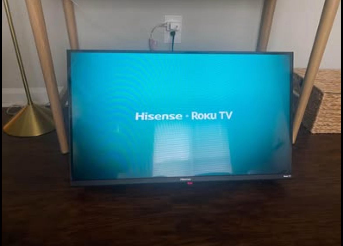 32’ Flat Screen Roku TV + mount