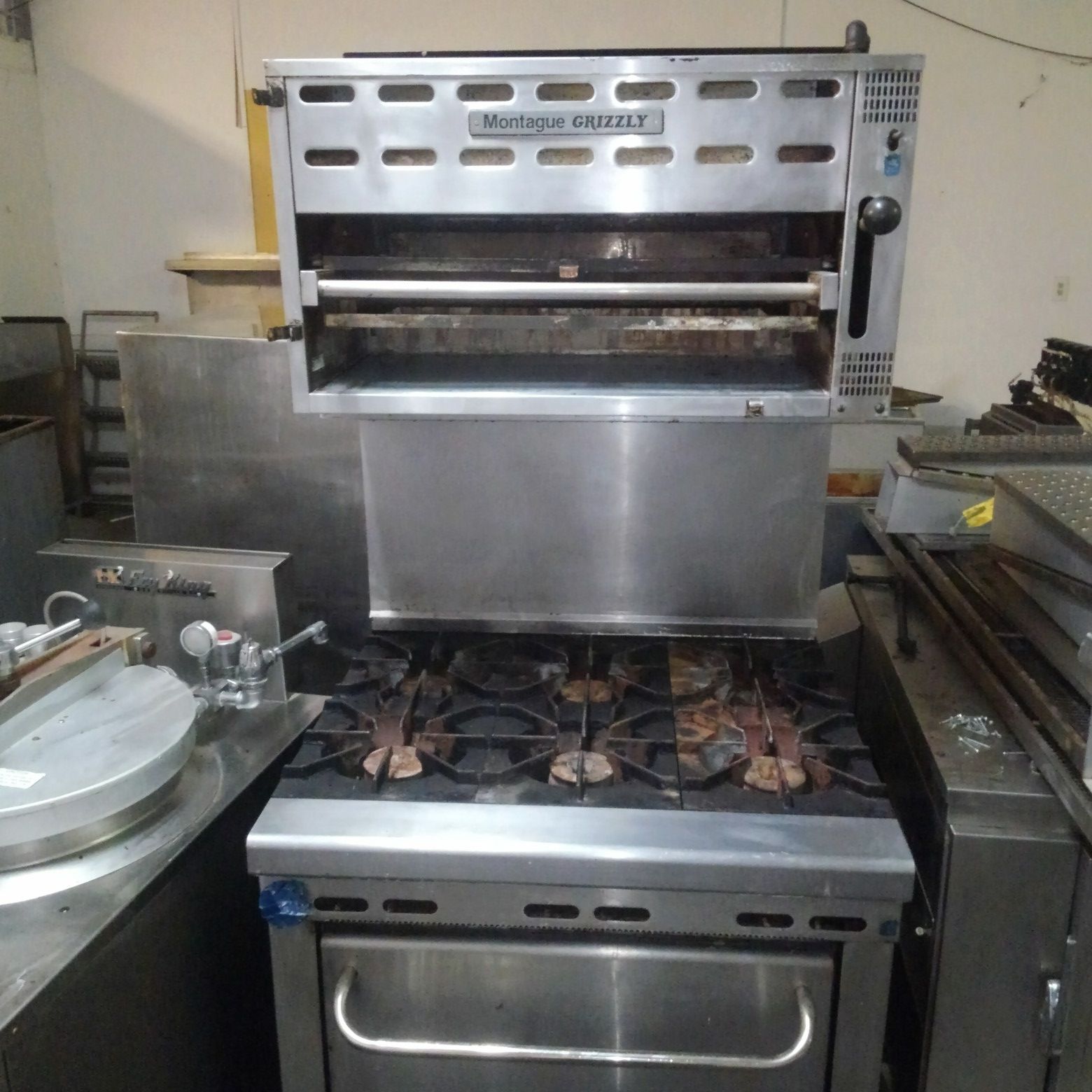 Montague grizzly range with broiler/salamander