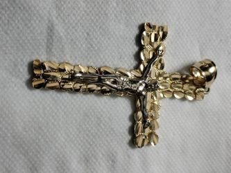 Dije de crucifijo de 14 kilates