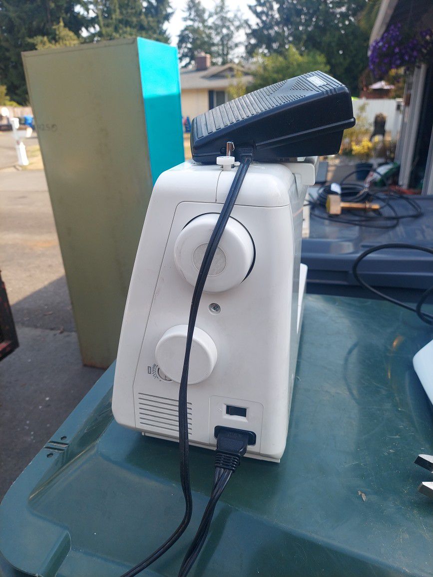 Singer Simple Sewing Machine 2263 With Hard Case for Sale in Tacoma, WA -  OfferUp