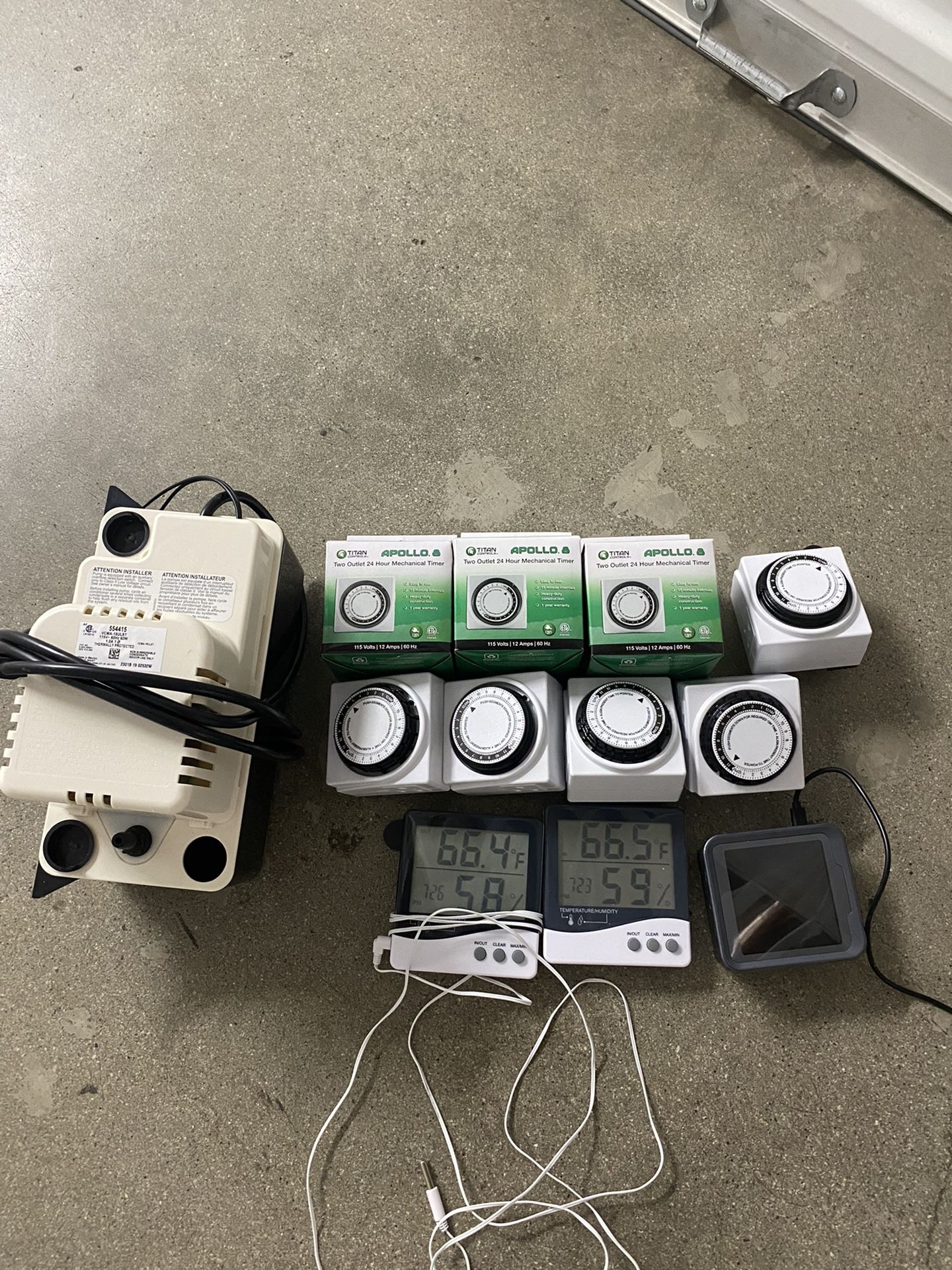 Titan Controls Mechanical Timer, Dual Outlet, 120V - Apollo 8, (w/ Water Pump & Thermometers