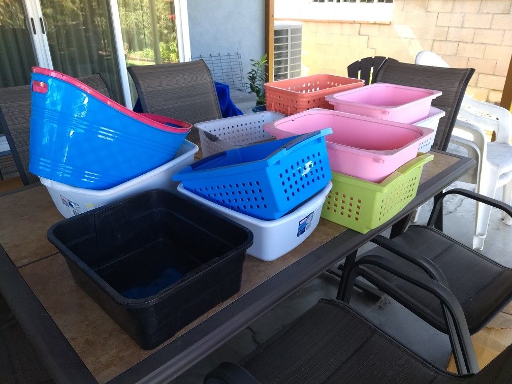 Plastic storage containers