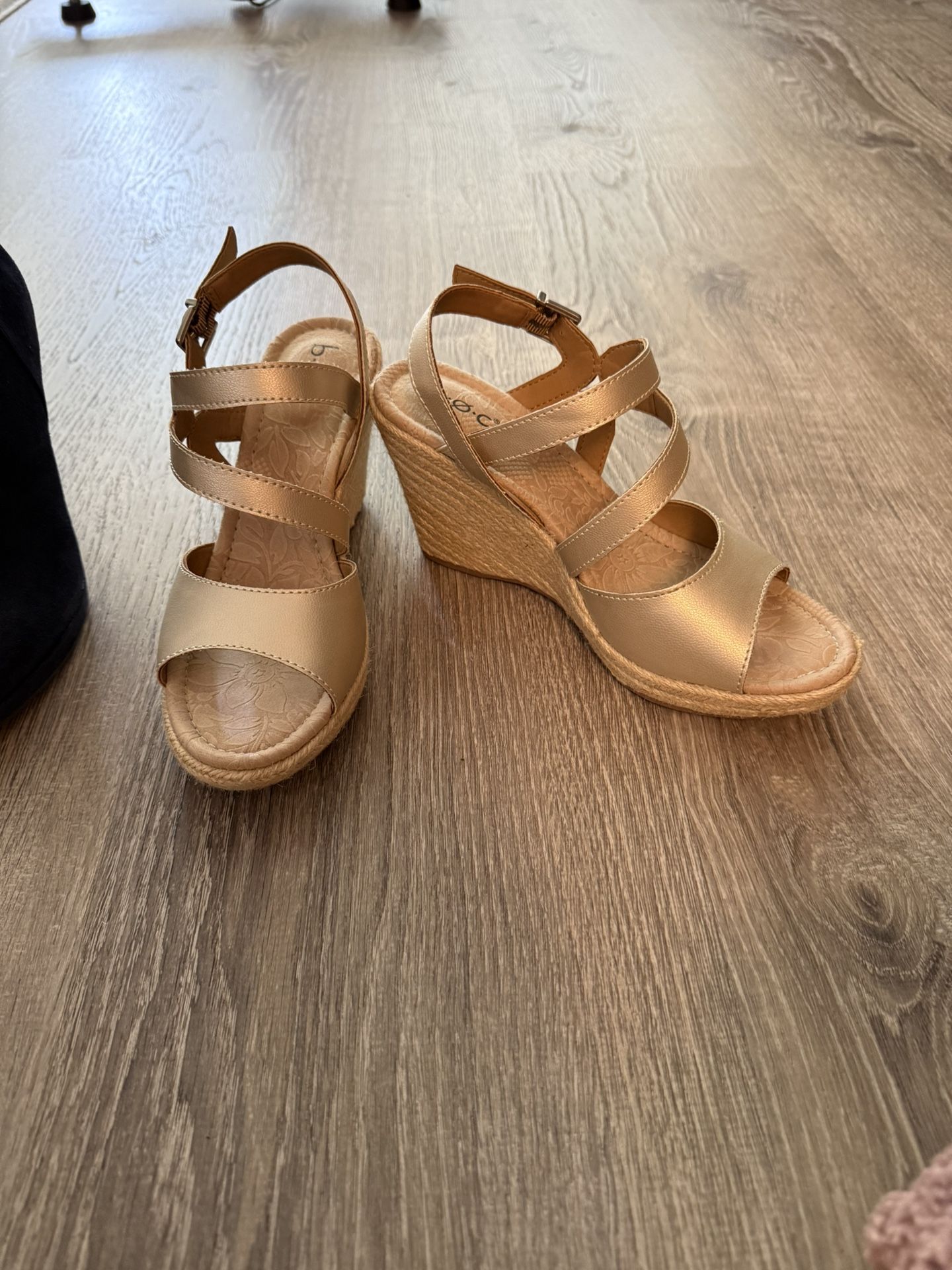 B.Ø.C Gold Wedge sandals