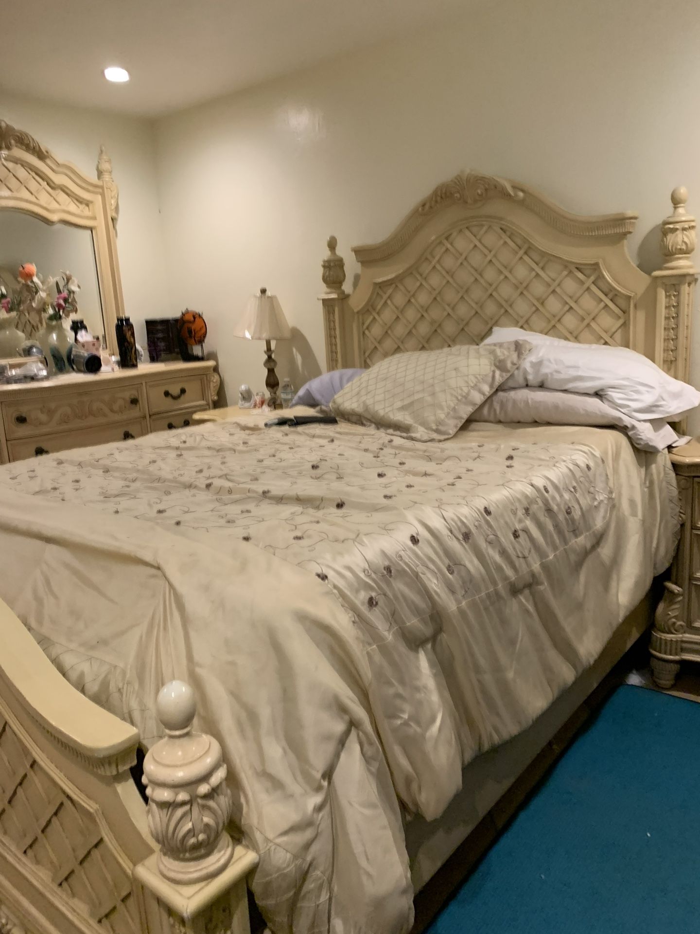 5 Piece Bedroom Set. Queen Bed