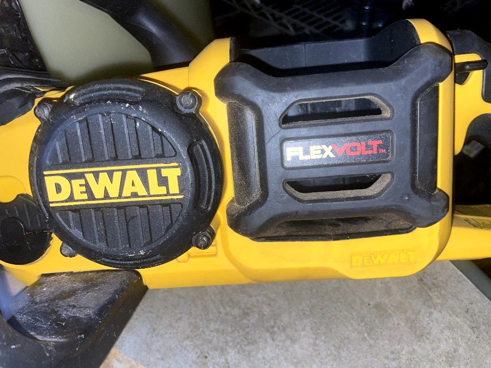 DeWalt Chainsaw With One Battery 
