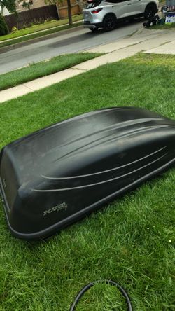 Roof cargo carrier box