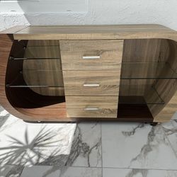 Vitrina Con Gavetas De Uso En Buen Estado